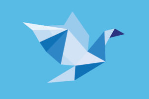 Taube aus Papier gefaltet auf blauem Hintergrund